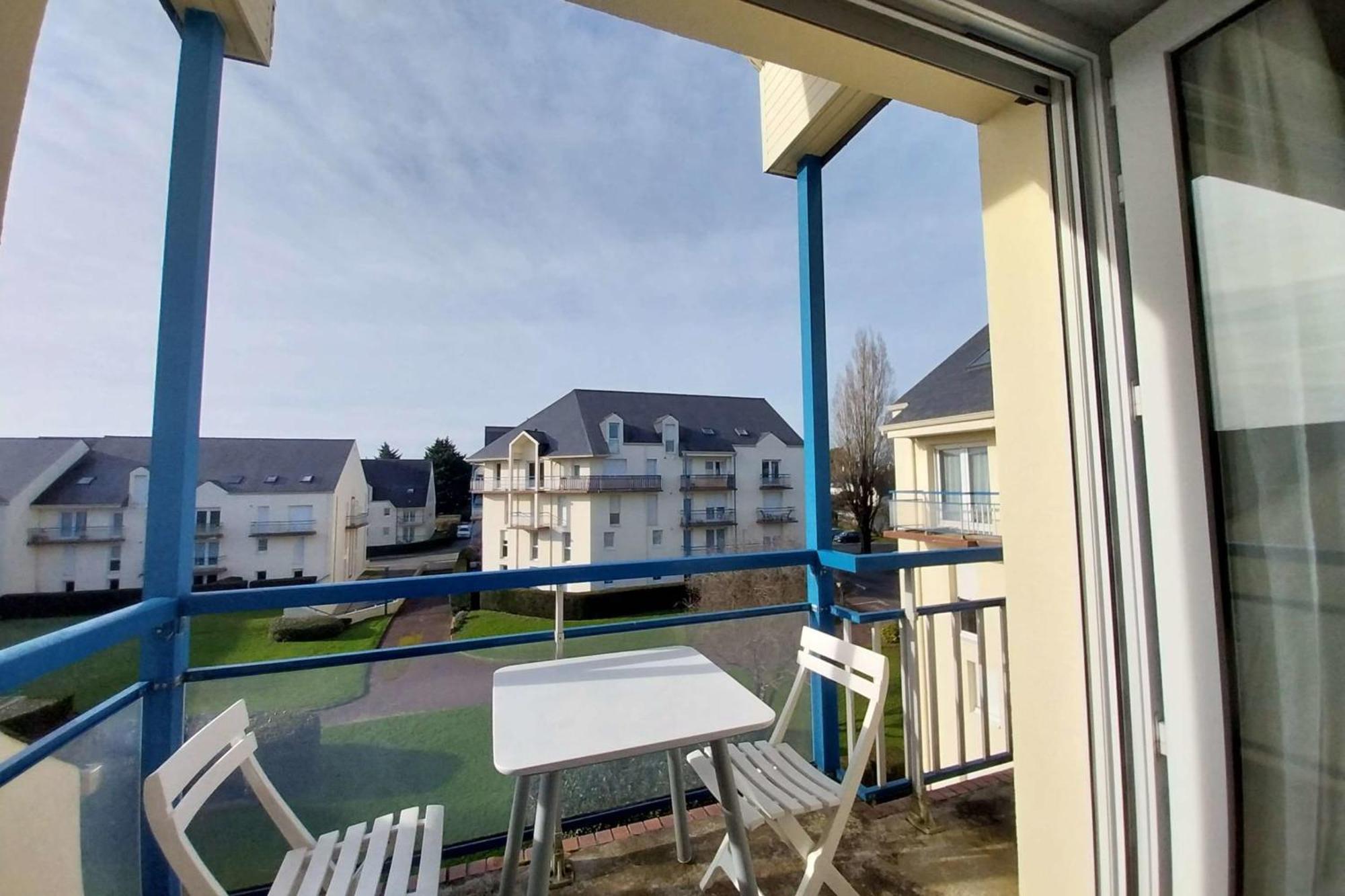 Spacious With Balcony *