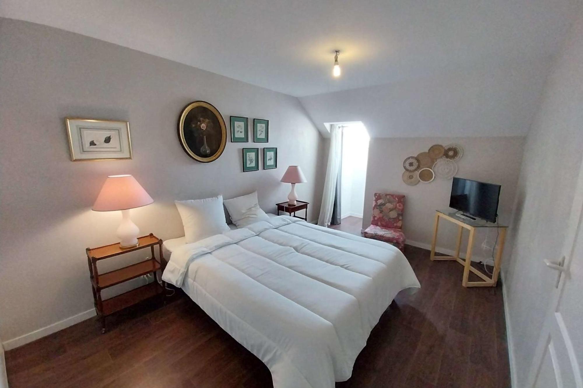 Spacious With Balcony *
